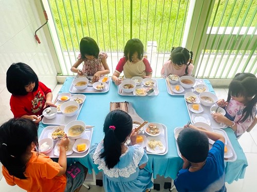 Đổi mới hình thức tổ chức giờ ăn cho trẻ mầm non
