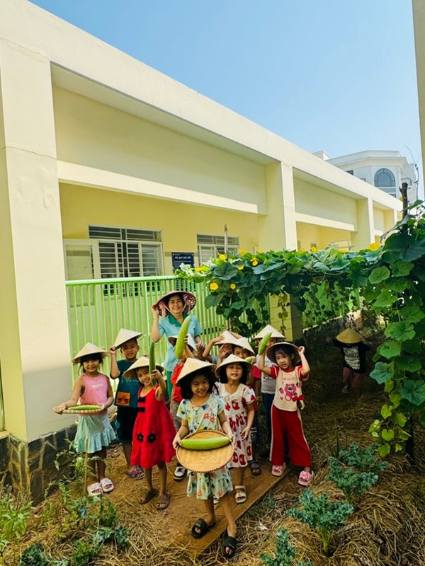 Chăm Sóc Vườn Rau Của Bé