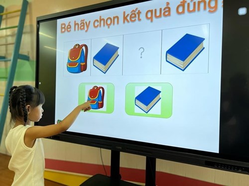 Việc ứng dụng chuyển đổi số trong giáo dục mầm non mang đến nhiều lợi ích cho trẻ, giáo viên, giúp tạo nên một môi trường giáo dục chuyên nghiệp, hiệu quả và thú vị. Trường mầm non Hoa Đào đã ứng dụng công nghệ thông tin qua tiết dạy Làm quen với toán:  Dạy trẻ xếp theo quy tắc của 3 đối tượng 