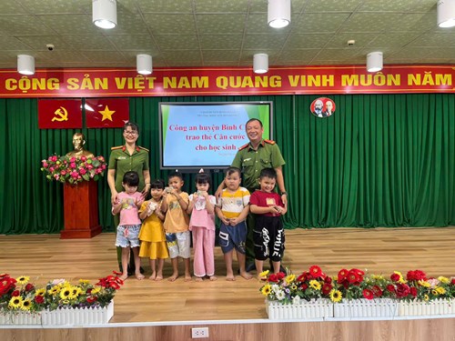 Trao Căn cước cho trẻ.