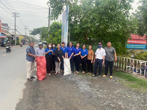 Chi Đoàn trường mầm non Hoa Hồng 2 ra quân hành động vì môi trường .
