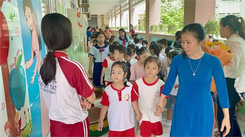 Trẻ khối lá tham quan Trường Tiểu Học Tân Qúy Tây