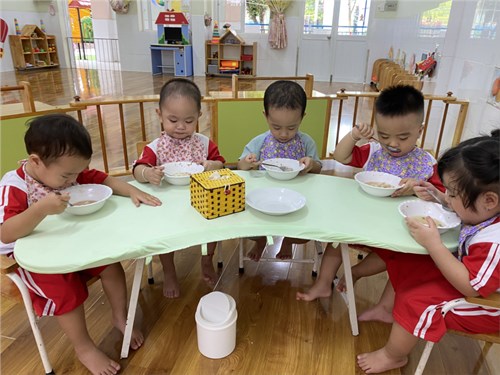 Rèn kỹ năng tự phục vụ cho trẻ Nhà trẻ