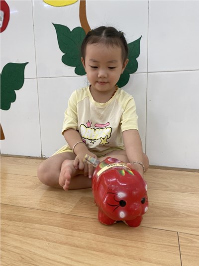 Việc rèn luyện thói quen, đức tính tốt sẽ giúp hình thành nhân cách cho trẻ Nhà trẻ.