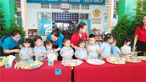 Trường mầm non hoa hồng phối hợp cùng công ty kỹ năng sống rồng việt tổ chức sân chơi cho trẻ