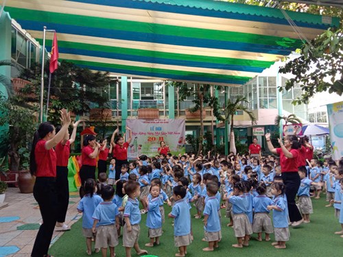 Ngày hội vận động nhân ngày 20/11 của các bé trường mầm non hoa hồng.