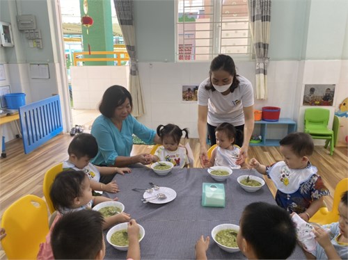 Đoàn y tế kiểm tra của Quận đến thăm lớp 6-18 tháng tổ chức giờ ăn ngày 17/01/2024