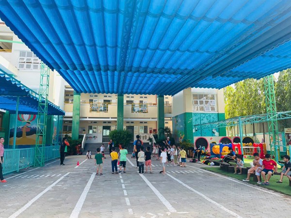 Hoàn thành công trình mái che tạm trong khuôn nhà trường để đảm bảo sức khỏe cho trẻ ra hoạt động ngoài trời, lễ hội theo công văn số 4479/UBND-TCKH ngày 22/7/2024 của Ủy ban nhân dân Quận về việc thống nhất chủ trương lắp đặt mái che tạm sân chơi Trường Mầm non Hoa Hồng.