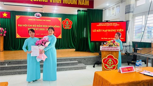 Ngày 26/10/2024 Chi Bộ Trường Mầm non Hoa Hồng tổ chức lễ  Kết nạp Đảng viên mới  cho quần chúng ưu tú Hoàng Thị Thu Giang vinh dự được đứng vào hàng ngũ của Đảng.