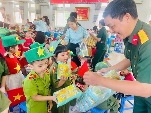 Các bé lớp Lá giao lưu với các bác  Hội Cựu Chiến Binh  phường Phú Thuận