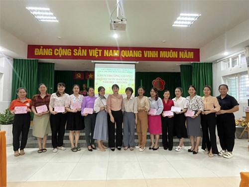 CĐCS Trường Mầm non Hoa Hồng khen thưởng gương   Giỏi việc nước-đảm việc nhà  cho CĐV tại đơn vị.