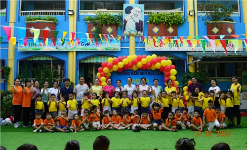 Phụ huynh tham gia chơi vận động cùng các bé lớp Lá 1 và Lá 2