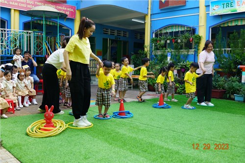 Phụ huynh tham gia chơi vận động cùng các bé lớp Chồi 1 (4-5 tuổi)