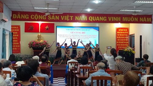 Các cô giáo trường Mầm non Hoa Lan biểu diễn văn nghệ Lễ công bố Nghị quyết của HĐND thành phố về thành lập, chia tách, sáp nhập khu phố tại Phường 4, quận Gò Vấp