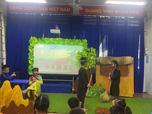 Trường Mầm non Hoa Lan tổ chức thao giảng chuyên đề “Tổ chức hoạt động kịch sáng tạo cho trẻ mầm non  - lớp Lá 2 (5-6 tuổi)