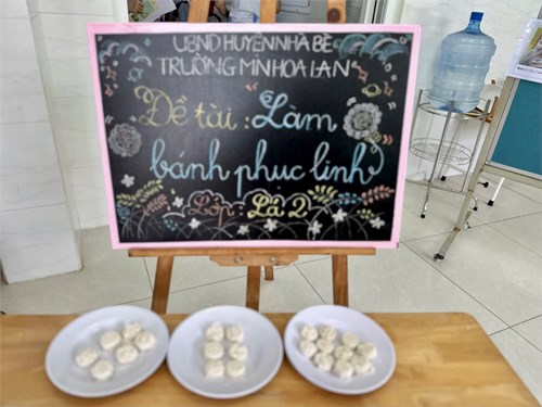Bé làm bánh phục linh