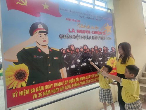 Các bé Trường mầm non Hoa Lan tham quan doanh trại Ban chỉ huy Quân sự Quận 1.