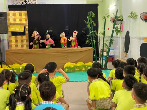 Đoàn kịch rối đã đến vói các bé trường MN Hoa Lan.. Câu chuyện kịch rối “Thánh Gióng” kể về người anh hùng làng Gióng với nhiều màu sắc thần kì là biểu tượng rực rỡ của ý thức và sức mạnh bảo vệ đất nước,