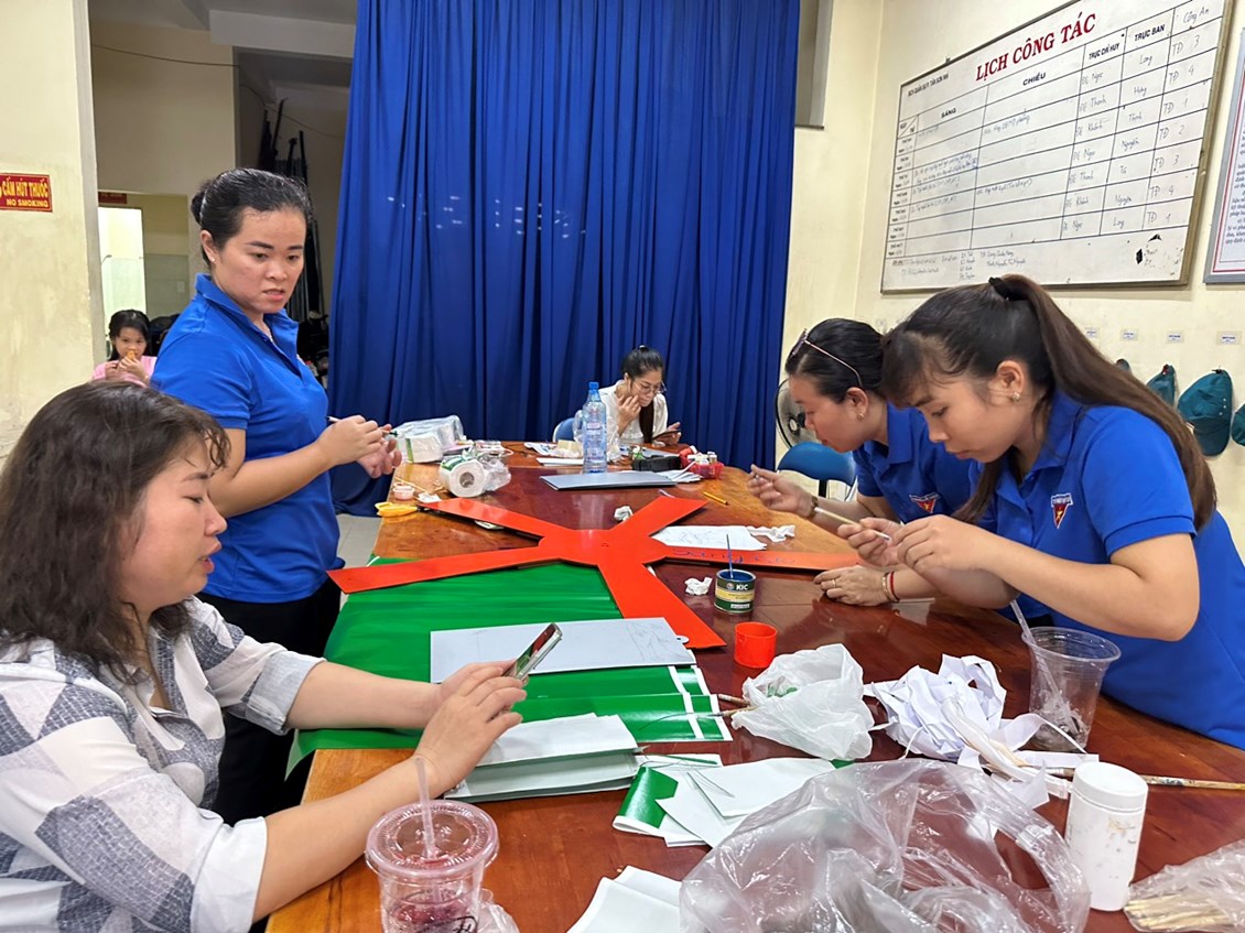 Chi đoàn MN Hoa Lan tham gia Hội thi báo tường Mừng Xuân Giáp Thìn 2024