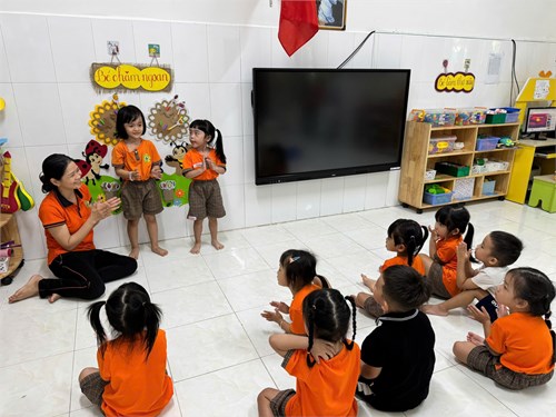 Hoạt động tại không gian văn hoá Hồ Chí Minh tại các lớp sáng ngày thứ hai 09/12/2024