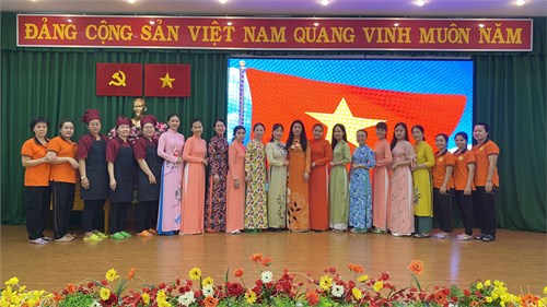 MNHM_Ban giám hiệu, giáo viên, nhân viên và các bé chào cờ đầu tuần ngày 04/3/2024