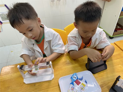 MNHM- Bé quan sát ảnh ảo qua lăng kính tam giác