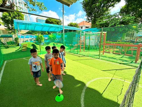 Bé học đánh cầu lông ngày 19/6/2024