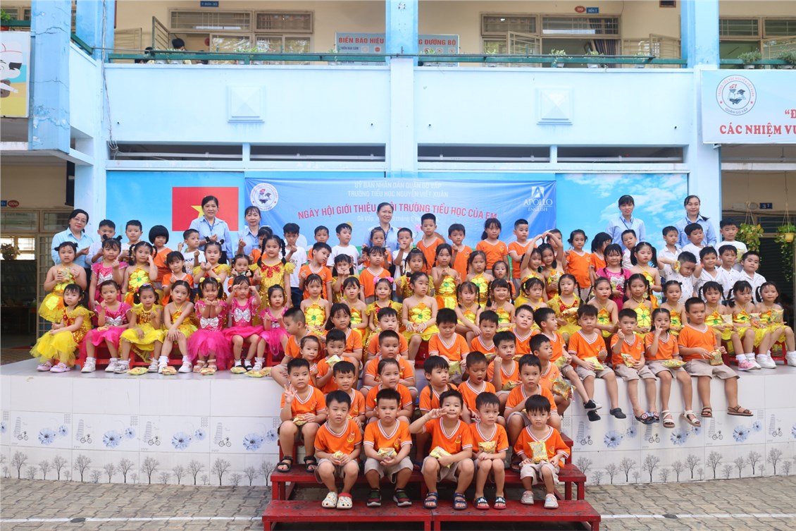 Các bé 5 - 6 tuổi tham quan trường Tiểu học Nguyễn Viết Xuân
