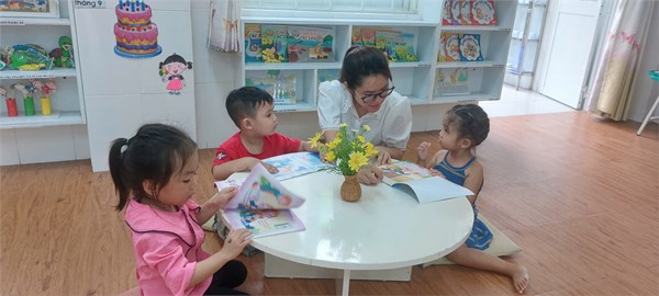 Cùng bé đọc sách