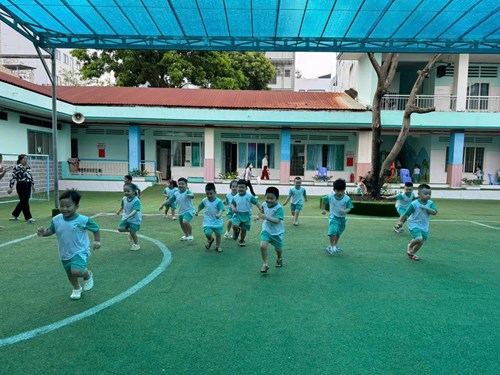 Tăng cường vận động cho trẻ sau giờ thể dục sáng giúp hạn chế sự tăng cân cho trẻ thừa cân, béo phì