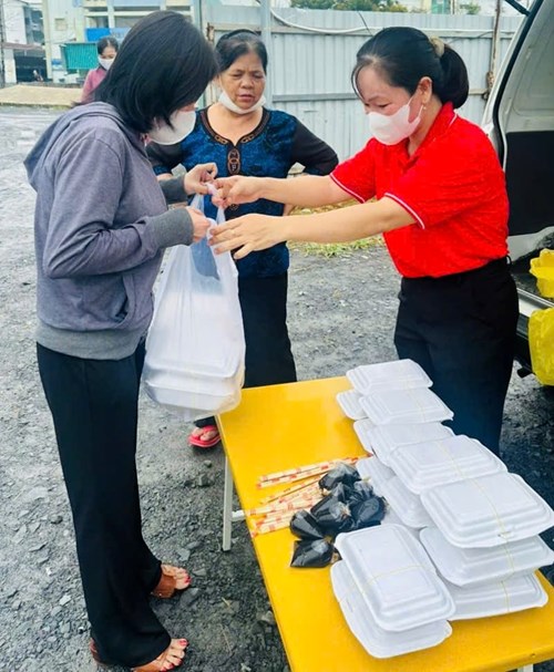 Công đoàn Trường mầm non Họa Mi phối hợp cùng chính quyền nhà trường tổ chức nấu những phần ăn chay gửi đến bà con khu vực xã Phước Kiển.