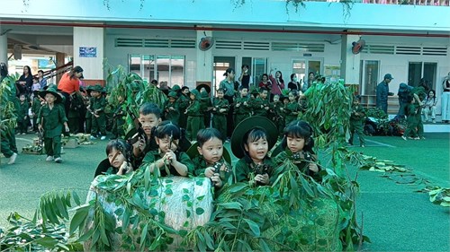 Hoạt động trải nghiệm“ Bé tập làm chiến sĩ” của các bé Trường Mầm non Hoạ Mi