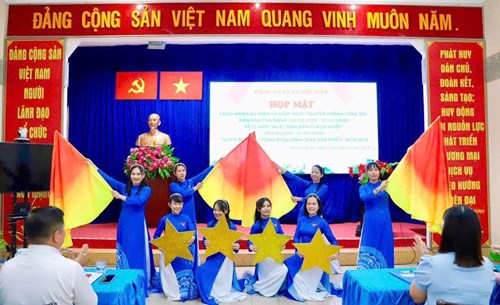 Các bạn đoàn viên trong Chi đoàn hỗ trợ tiết mục múa chào mừng kỷ niệm 94 năm “ ngày truyền thống công tác dân vận của Đảng “ tại UBND xã Phước Kiển