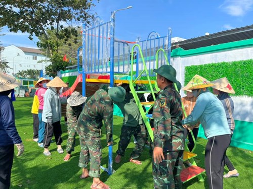 Thực hiện phong trào thi đua “Dân vận khéo”, Các chiến sĩ Kho VK 102- Cục Hậu cần QK 7 phối hợp chi đoàn Trường Mầm non Họa Mi  tổ chức hỗ trợ cải tạo khuôn viên trước sân trường.