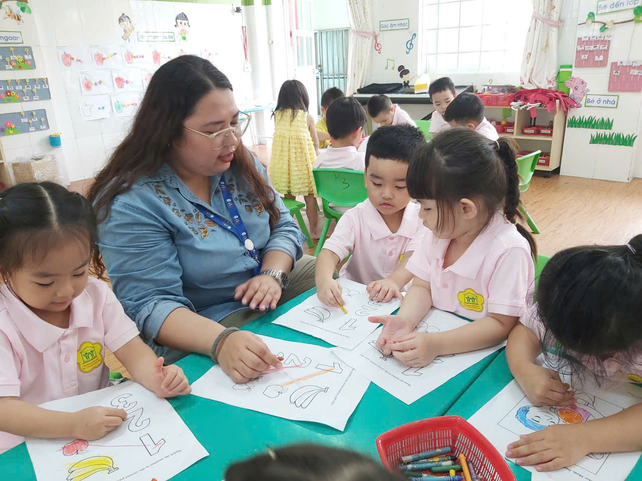 Các bé thực hiện bài kiểm tra tiếng Anh.