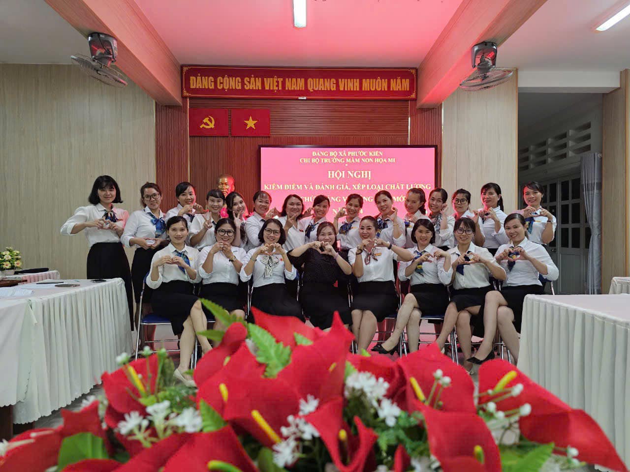 Chi bộ Trường Mầm non Hoạ Mi tổ chức Hội nghị kiểm điểm và đánh giá, xếp loại tổ chức đảng và đảng viên mới năm 2024.