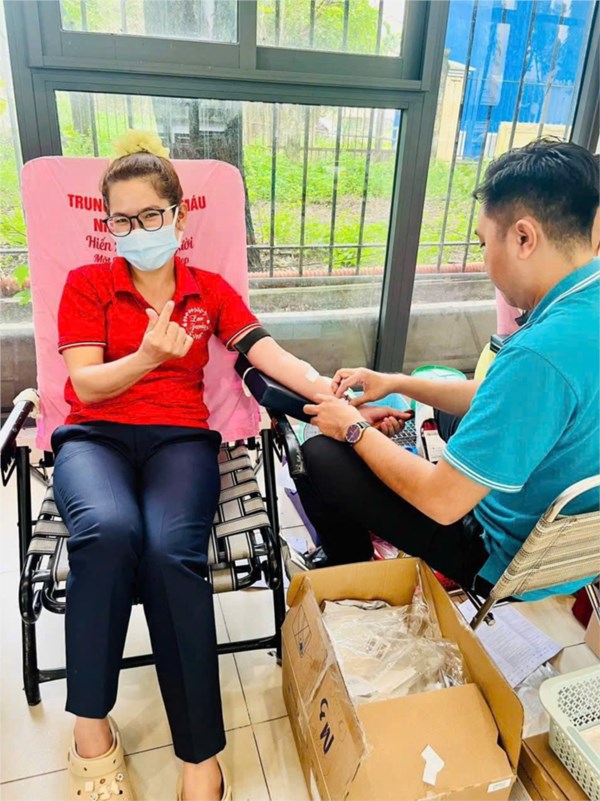 Giáo viên tham gia hiến máu nhân đạo