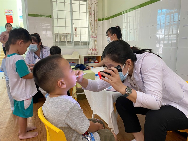 Trường Mầm non Họa Mi phối hợp cùng Trung tâm y tế Quận 7 khám sức khỏe cho học sinh.