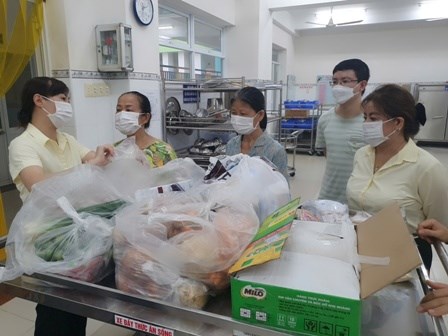 Trường Mầm Non Hoạ Mi Tổ Chức Cho Cha Mẹ Trẻ Tham Quan Bếp, Giám Sát Quy Trình Nhập, Sơ Chế Thực Phẩm Thô Tại Trường.