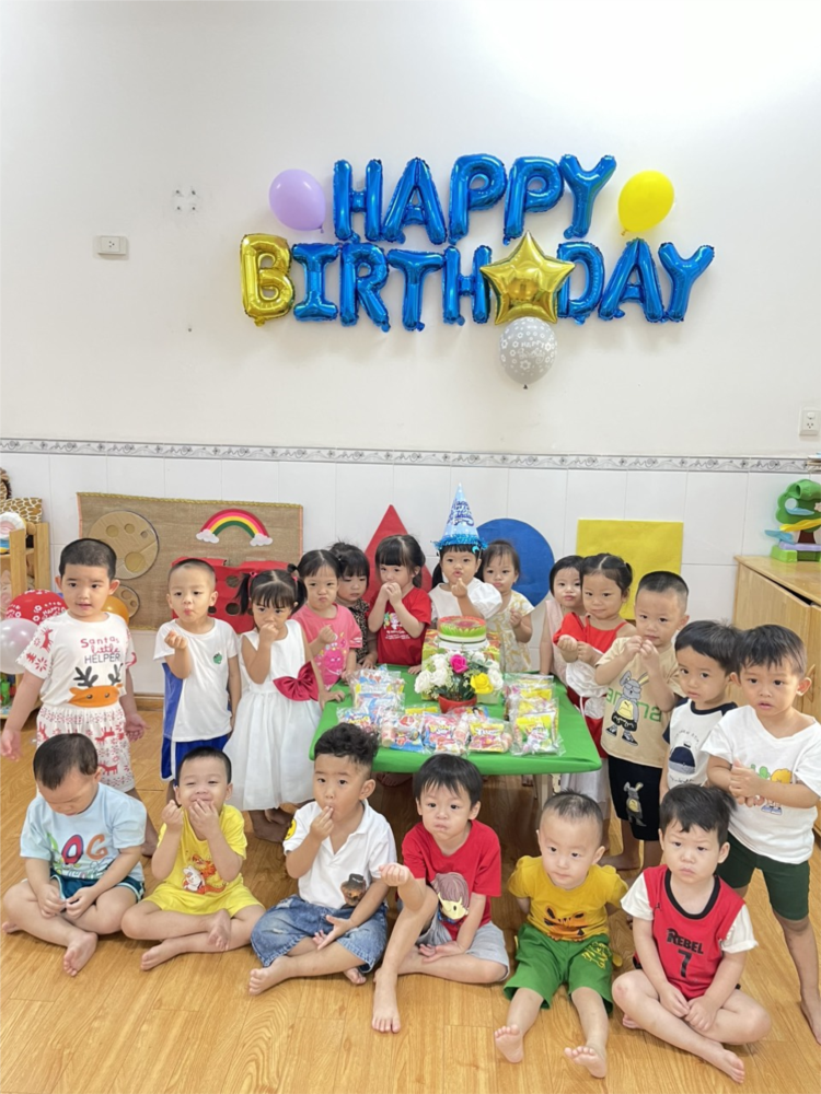 Trường mầm non họa mi tổ chức sinh nhật cho các bé có ngày sinh vào tháng 02.
