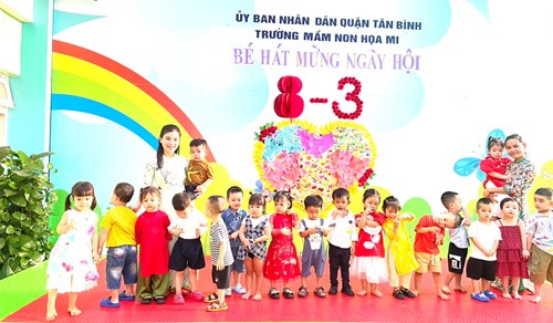Trường mầm non họa mi tổ chức văn nghệ chào mừng ngày quốc tế phụ nữ 8-3.