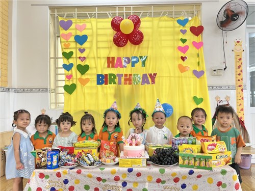 Các bé lớp 25-36 tháng(2) mừng sinh nhật các bé có ngày sinh trong tháng 3