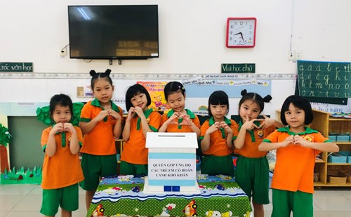 Lớp Lá 1 tham gia hoạt động quyên góp ủng hộ các trẻ em nghèo có hoàn cảnh khó khăn