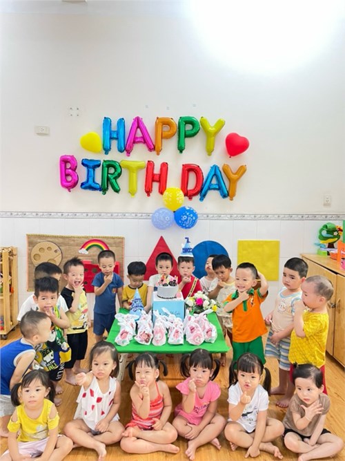 Trường mầm non họa mi tổ chức sinh  nhật cho các bé tháng 4
