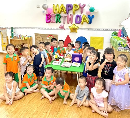 Lớp 24-36 tháng(1) tổ chức sinh nhật cho bé Minh An có ngày sinh nhật trong tháng 5