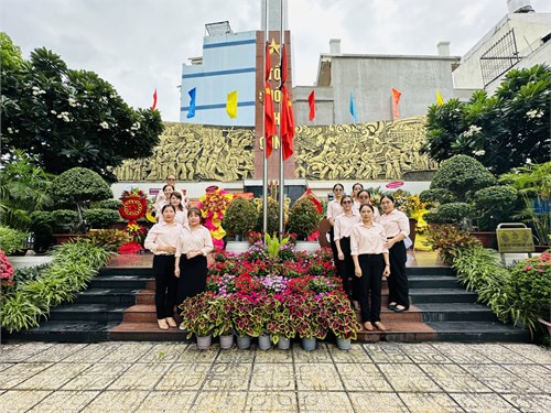 Nhân dịp kỷ niệm 77 năm ngày thương binh liệt sĩ chi bộ đảng trường mầm non họa mi đến dâng hương tượng đài liệt sĩ quận tân bình.