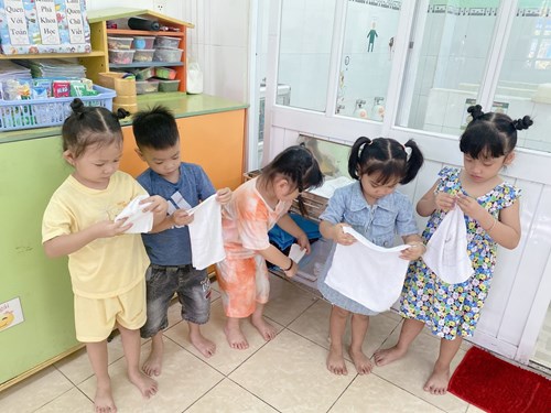 Các bé trường mn hoàng anh 2 thực hiện thao tác rửa tay, lau mặt, đánh răng sau khi ăn...