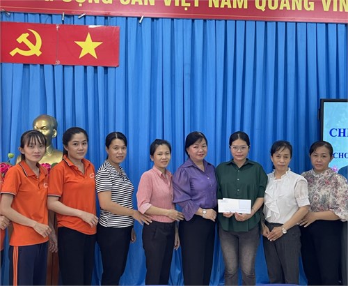 Chi bộ trường mn hoàng anh 2 trao học bổng khuyến học cho em phạm thị kim ngọc ánh - của hội khuyến học thị trấn tân túc