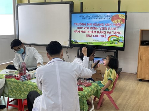 Bv răng hàm mặt khám và tặng quà cho trẻ