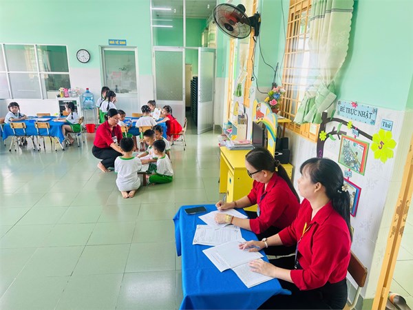 Ban Giám Hiệu dự giờ lớp Lá 3